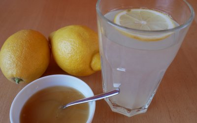 Zitronen-Honig-Wasser