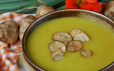 Topinambur-Suppe mit krossen Chips